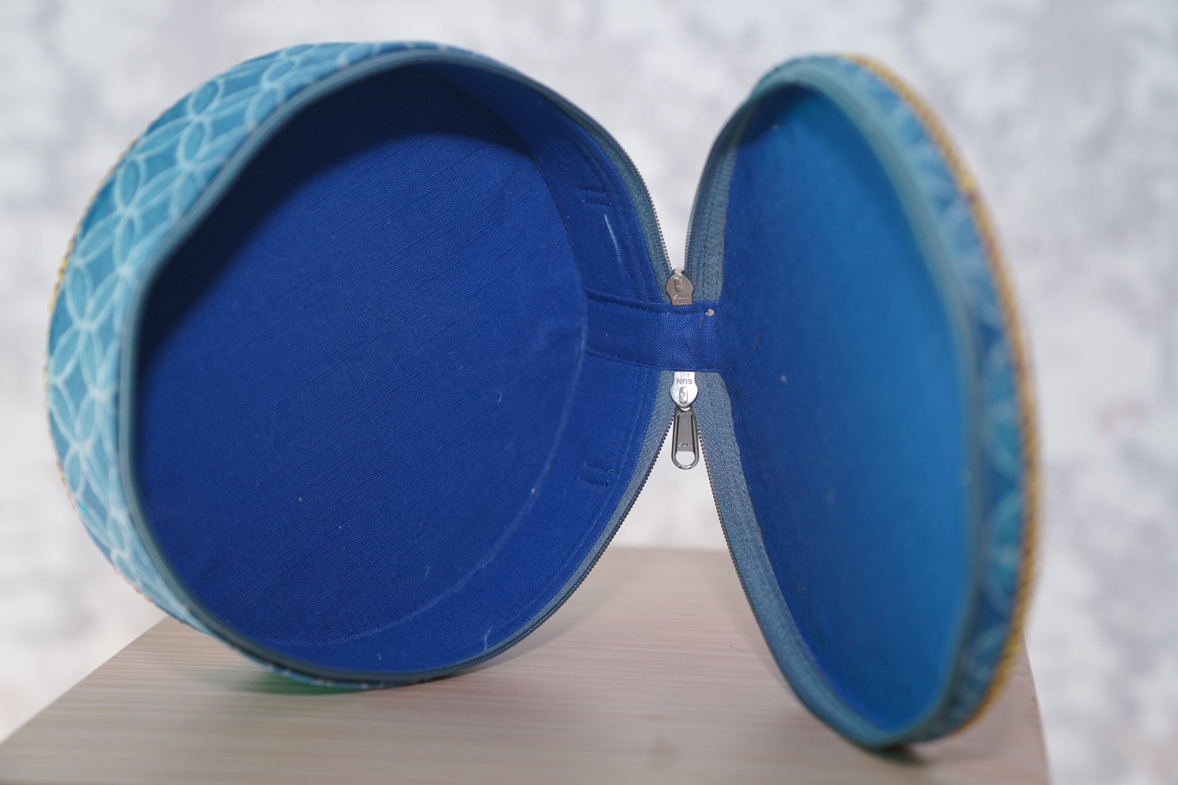 Round multiutility box blue